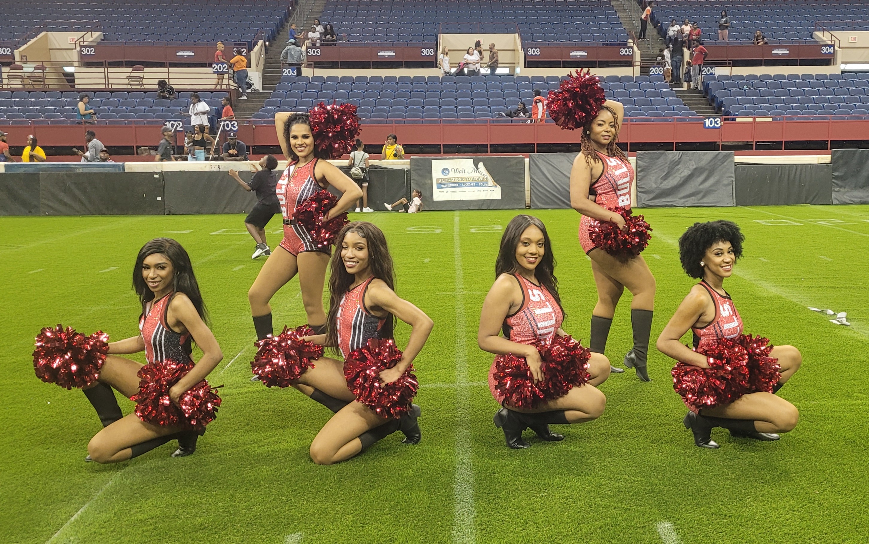Dallas Lady Bulls squad photo on the field